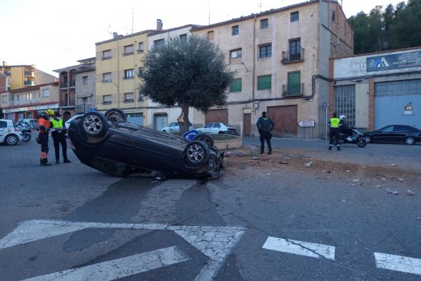 Los bomberos tienen que excarcelar al conductor de un vehículo que chocó y volcó en una rotonda en Alcañiz