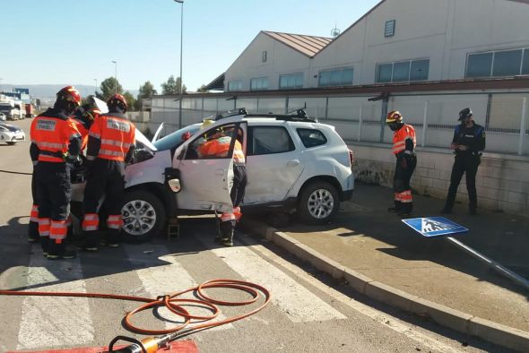 Los bomberos tienen que excarcelar a una persona atrapada en su vehículo tras un choque en el Polígono La Paz