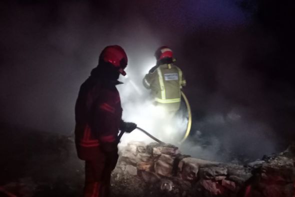 Dos personas atendidas por intoxicación de humo tras un incendio en una vivienda en el monte en Fórnoles