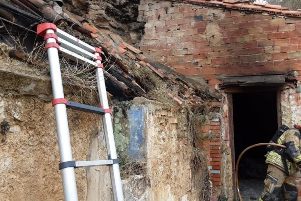 Un incendio en una vivienda abandonada en las laderas del Ensanche obliga a intervenir a los bomberos