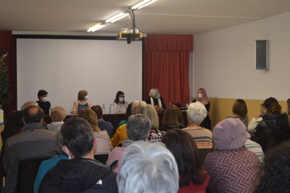 La plataforma Montalbán Feminista rinde homenaje a las profesionales sanitarias