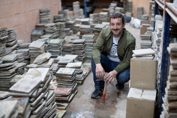 Un ‘arqueólogo’ de baldosas abrirá un museo con piezas de la calle