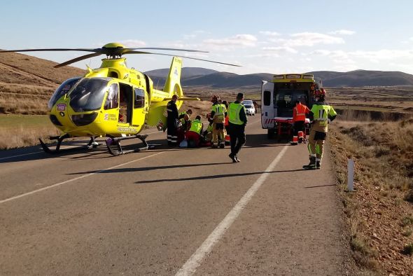 Los bomberos del parque de Montalbán excarcelan a la conductora de un vehículo que volcó cerca de Cortes de Aragón