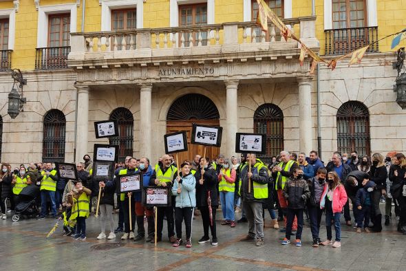 Unas 200 personas se concentran a las puertas del Ayuntamiento de Teruel en apoyo a la huelga de transportistas