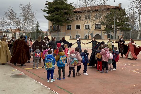 La historia de Los Amantes y la fiesta recreacionista se cuelan en los colegios de Teruel