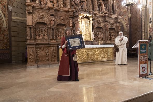 Angelines Polo recoge un Tirwal de Honor en reconocimiento a su labor profesional