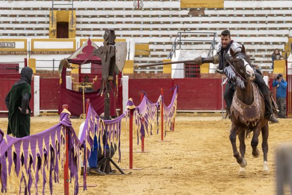 Los caballeros medievales arriesgan su físico en la arena por las ganas de volver a la normalidad