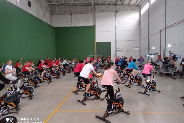 Pedaladas estáticas solidarias en Alcañiz en favor de Afedaba Los Calatravos