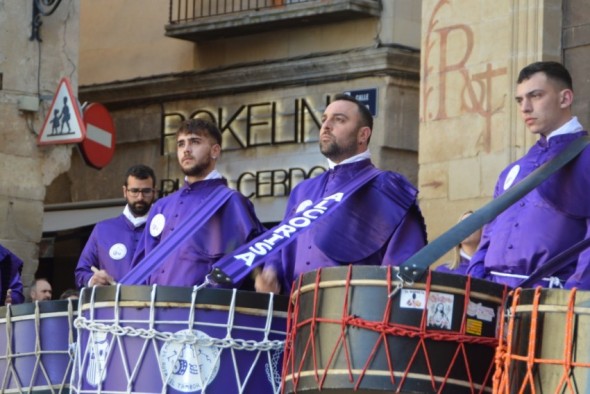 El estruendo de los tambores y bombos proclama el éxito rotundo de las Jornadas de Convivencia celebradas en Alcañiz