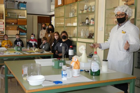 Niños de Infantil de Las Anejas disfrutan de la ciencia con los cinco sentidos