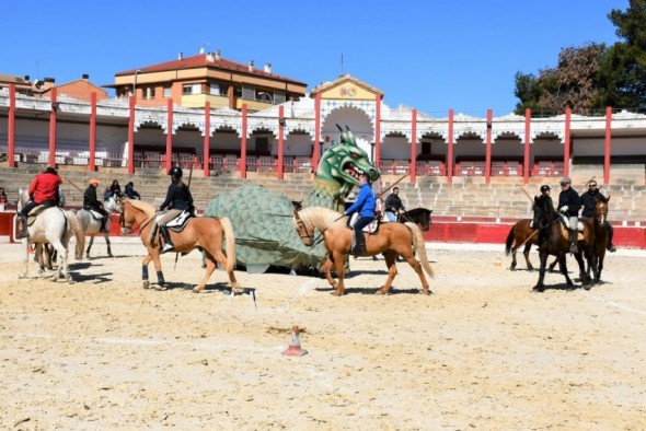 Ocho jinetes en el ejército de San Jorge para el Vencimiento del Dragón de Alcañiz