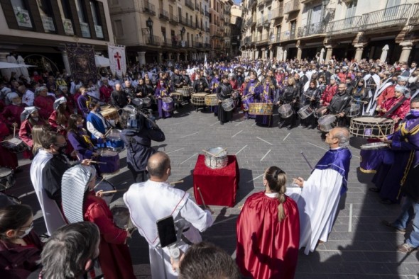 La retreta abre paso a la semana de Pasión con algunas imágenes inéditas en la plaza del Torico