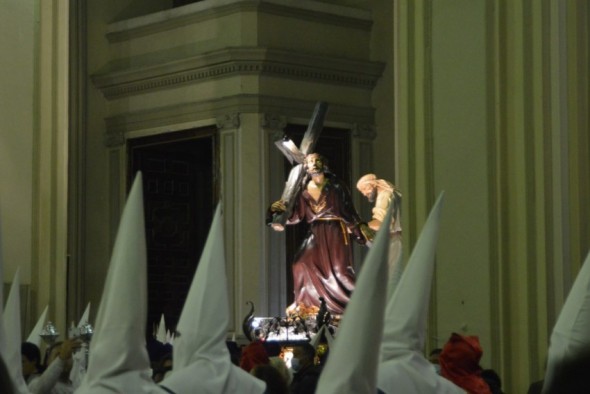 Un diluvio impide la salida del Nazareno, que inunda Santa María la Mayor con su aroma y color