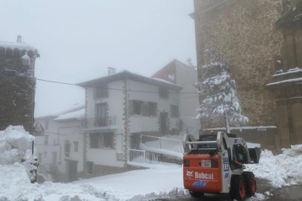 Las carreteras de Albarracín y Gúdar presentan en la mañana del jueves las mayores acumulaciones de nieve, pero las rutas están despejadas