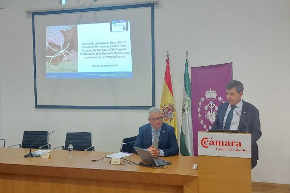 El decano del Colegio de Ingenieros de Aragón, Salvador Galve, destaca en Algeciras el potencial del Cantábrico-Mediterráneo