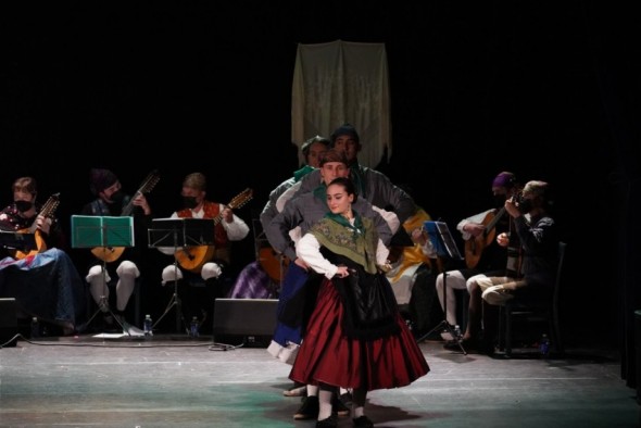 Los Amigos de la Jota cantan y bailan en el Teatro Marín por San Jorge