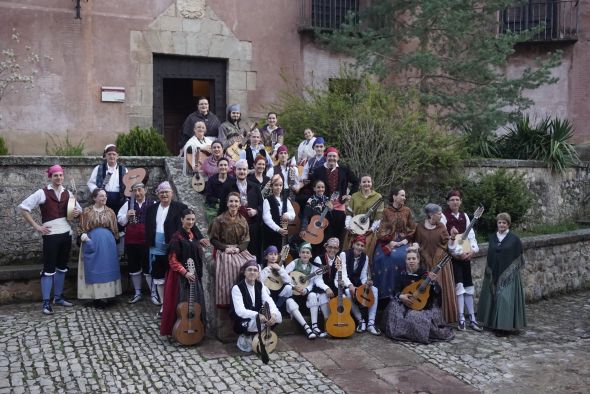 Los Mayos vuelven a despedir el mes de abril al calor de un público expectante tras dos años sin poder hacerlo