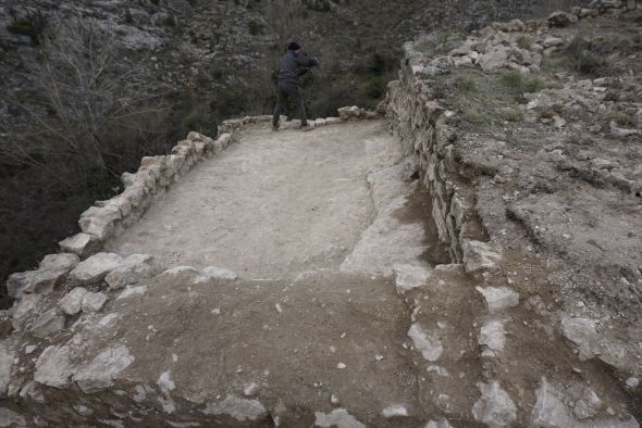 Localizan un torreón que podría ser de origen islámico en el espolón de la muralla de Albarracín