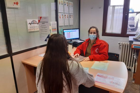 Cruz Roja Teruel atiende a 111 personas en su servicio de inserción laboral que incluye acompañamiento