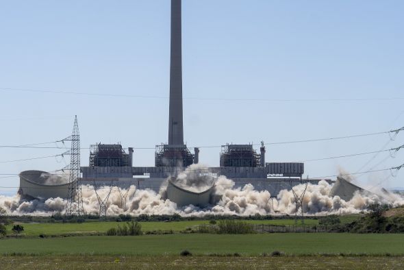 La demolición de las tres torres de refrigeración, nuevo paso en el desmantelamiento de la térmica, que seguirá dos años más