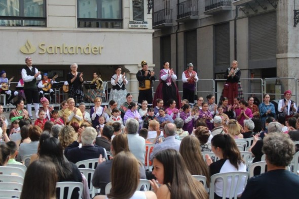 La gala de fin de curso de Amigos de la Jota rinde homenaje a Teodoro Biel