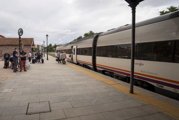 Santa Eulalia del Campo y Samper de Calanda, entre las doce estaciones de tren aragonesas donde Renfe instalará servicios de atención remota