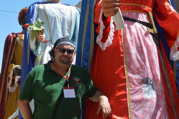 Santiago Lorén, presidente de la asociación de porteadores, músicos y amigos de los Gigantes de Aragón: Antes los gigantes eran reyes cristianos y ahora cogen figuras carismáticas de cada lugar