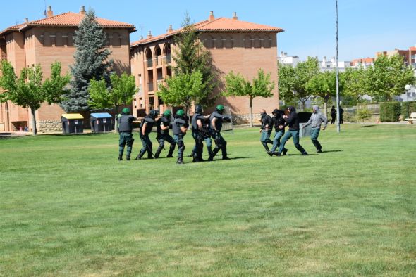 Un millar de escolares se meten en la piel y la vocación de los agentes de la Guardia Civil