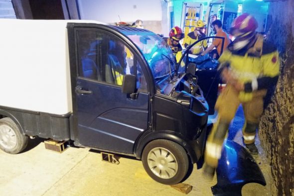 Los bomberos de la DPT rescatan al conductor de un vehículo accidentado en Albalate