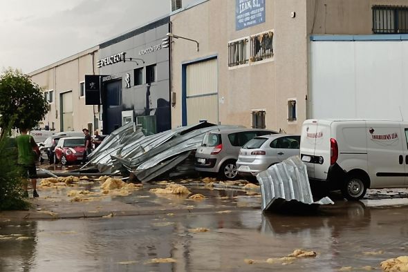 Un tornado acompañado de agua  y granizo causa destrozos en naves industriales y parques de Alcañiz