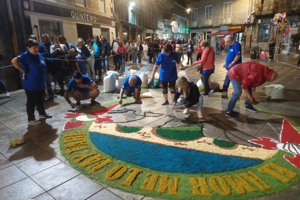 Aguaviva luce un Puente Cananillas de serrín en las Alfombras del Corpus de Ponteareas