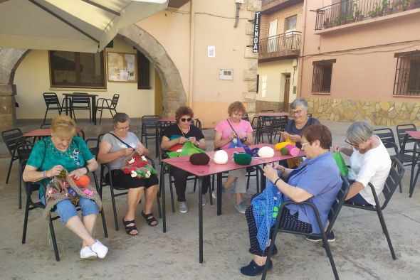 Las mujeres de Tramacastilla tejen arte y relaciones sociales gracias al ganchillo