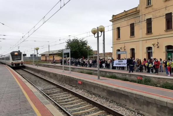 Nuevas críticas a Renfe por no contar viajeros que van de Caspe a Zaragoza