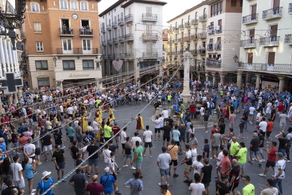 Un particular plantea posibles daños en el capitel de una columna de la plaza del Torico