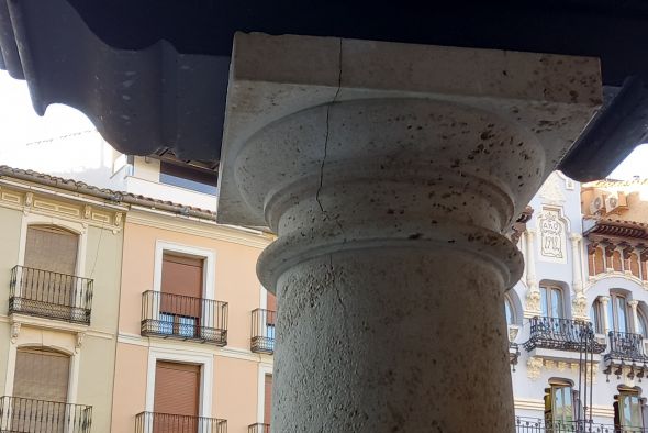 Retirada la queja sobre la grieta en un capitel de una columna de la plaza del Torico