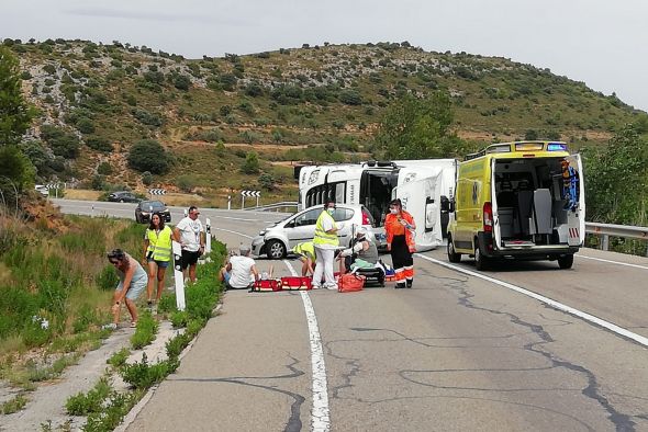 Tres heridos al volcar un camión y chocar contra él un turismo en la N-211 a la altura de Los Olmos