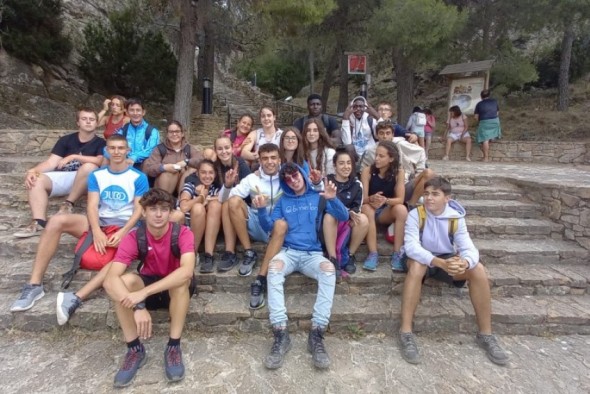 Una veintena de jóvenes voluntarios mejoran el Parque Arqueológico El Cabo en Andorra