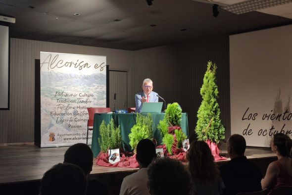 Las Jornadas geológicas turolenses homenajean al paleontólogo Luis Alcalá