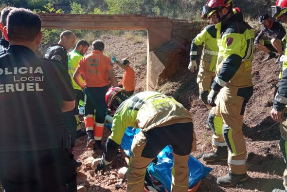 Los bomberos tienen que rescatar a dos personas que se cayeron por barrancos en Fuentecerrada y Gúdar
