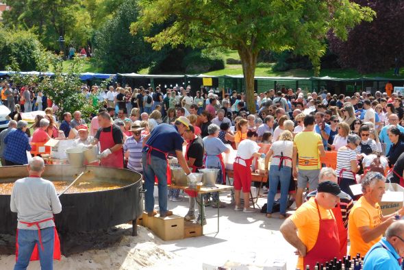 Las colas para degustar el guiso de la Feria de la Patata de Cella compiten con las de Isabel II