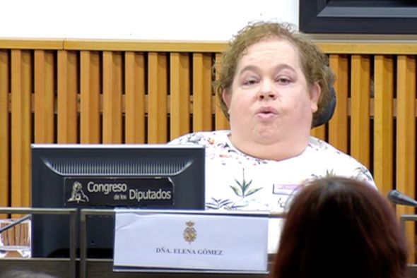 Elena Gómez, turolense que sufre Atrofia Muscular Espinal: “Al fin he podido soplar las velas de mi tarta gracias a un fármaco que me quieren retirar”