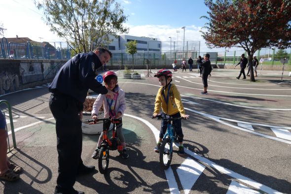 Los niños turolenses aprenden las normas de circulación de una forma muy divertida