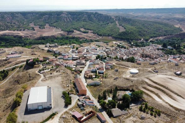 Urrea de Gaén vende energía a la red para ahorrar en la factura de luz de siete equipamientos