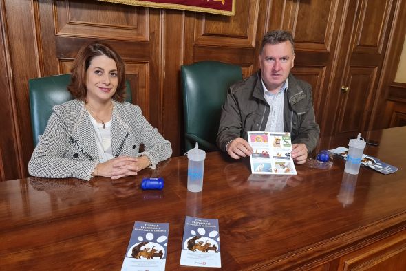 El Ayuntamiento de Teruel repartirá el sábado botellas y portabolsas a los turolenses que acudan con su perro a la plaza de la Grama, Glorieta y plaza de la Cultura