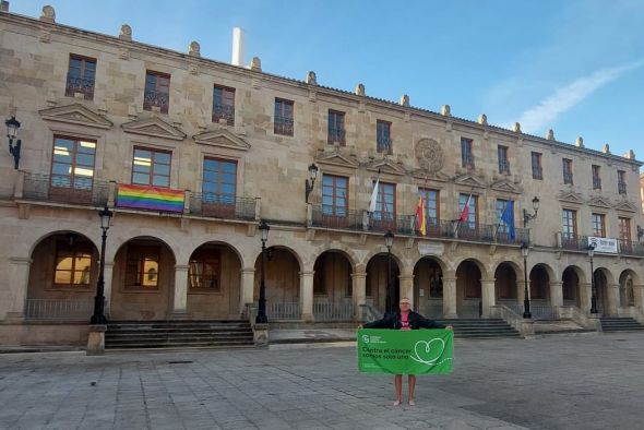 Juan Manuel Darijo recorre la distancia entre Soria y Benaguasil andando descalzo: Por los sitios que paso contacto con las asociaciones del cáncer para decirles que no están solos