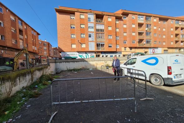 La adecuación provisional de la explanada de la calle Santa Amalia, en marcha