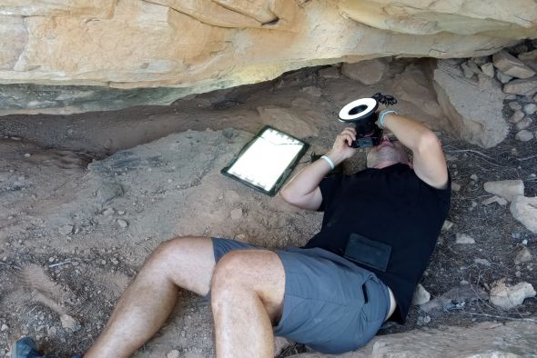 El Taller de Arqueología de Alcañiz documenta y calca las pinturas halladas en el estrecho del Regallo