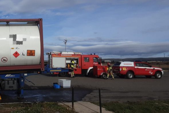 Un accidente de un vehículo pesado de mercancías peligrosas se salda sin daños personales