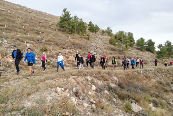 Un centenar de participantes en la recuperada andada reivindicativa por los montes quemados en 2009