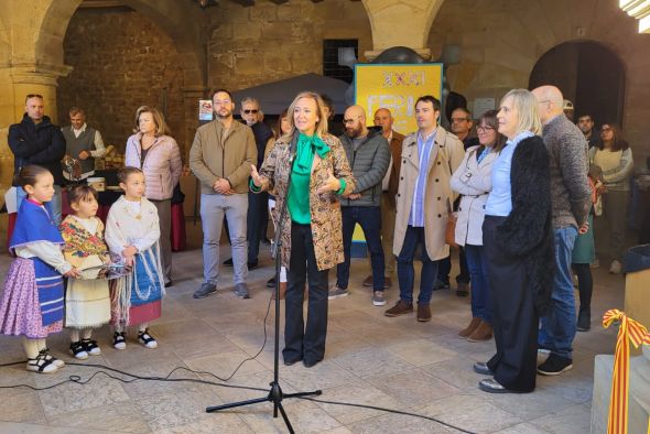 Mayte Pérez valora el cuidado de lo nuestro en su visita a la Feria de Alimentos y Artesanía de Monroyo